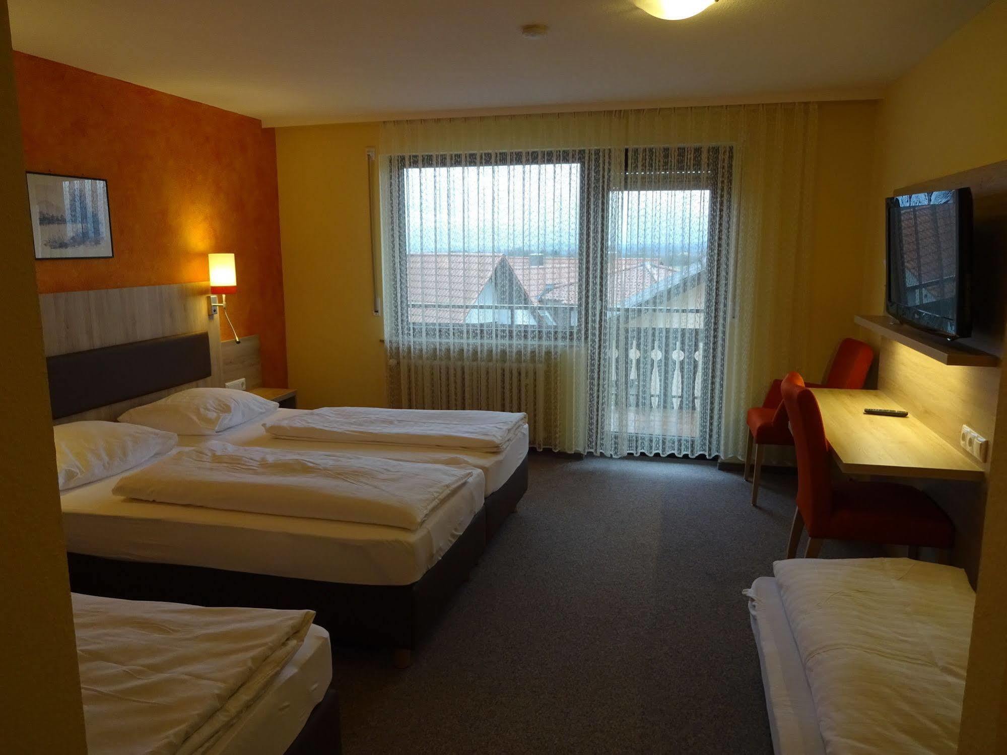 Gasthof Hotel Zum Ross เวิร์ทไฮม์ ภายนอก รูปภาพ