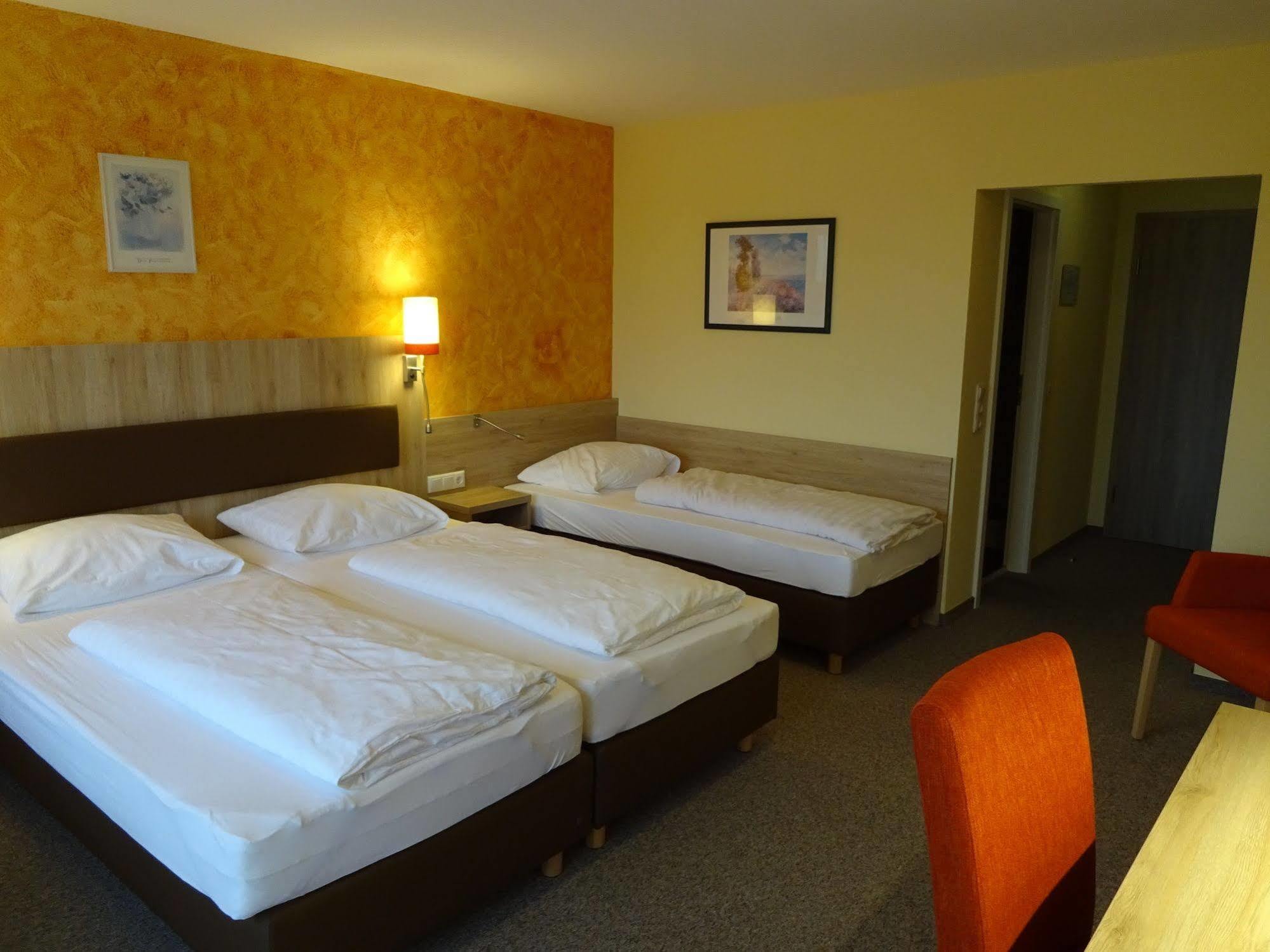 Gasthof Hotel Zum Ross เวิร์ทไฮม์ ภายนอก รูปภาพ
