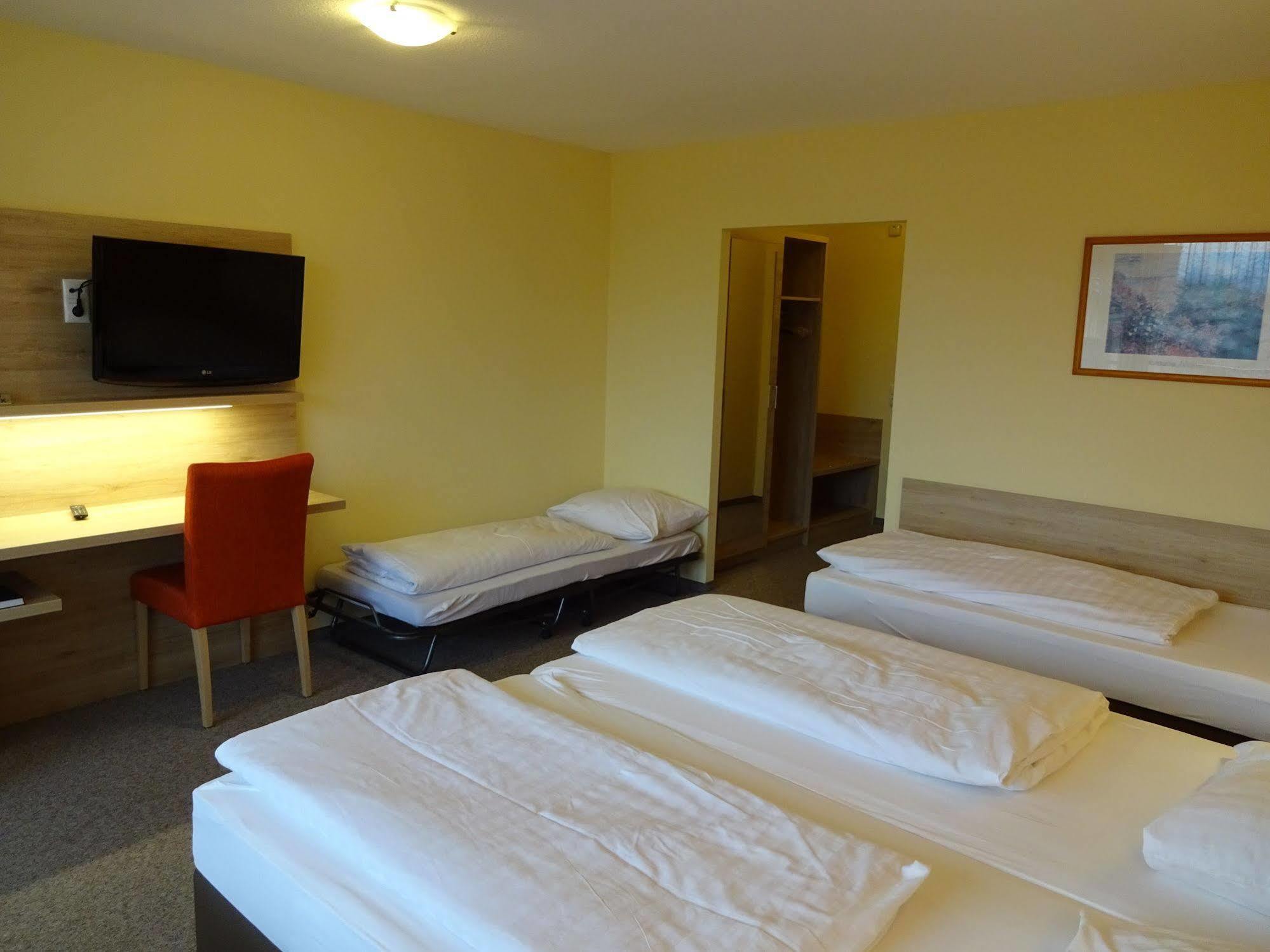 Gasthof Hotel Zum Ross เวิร์ทไฮม์ ภายนอก รูปภาพ