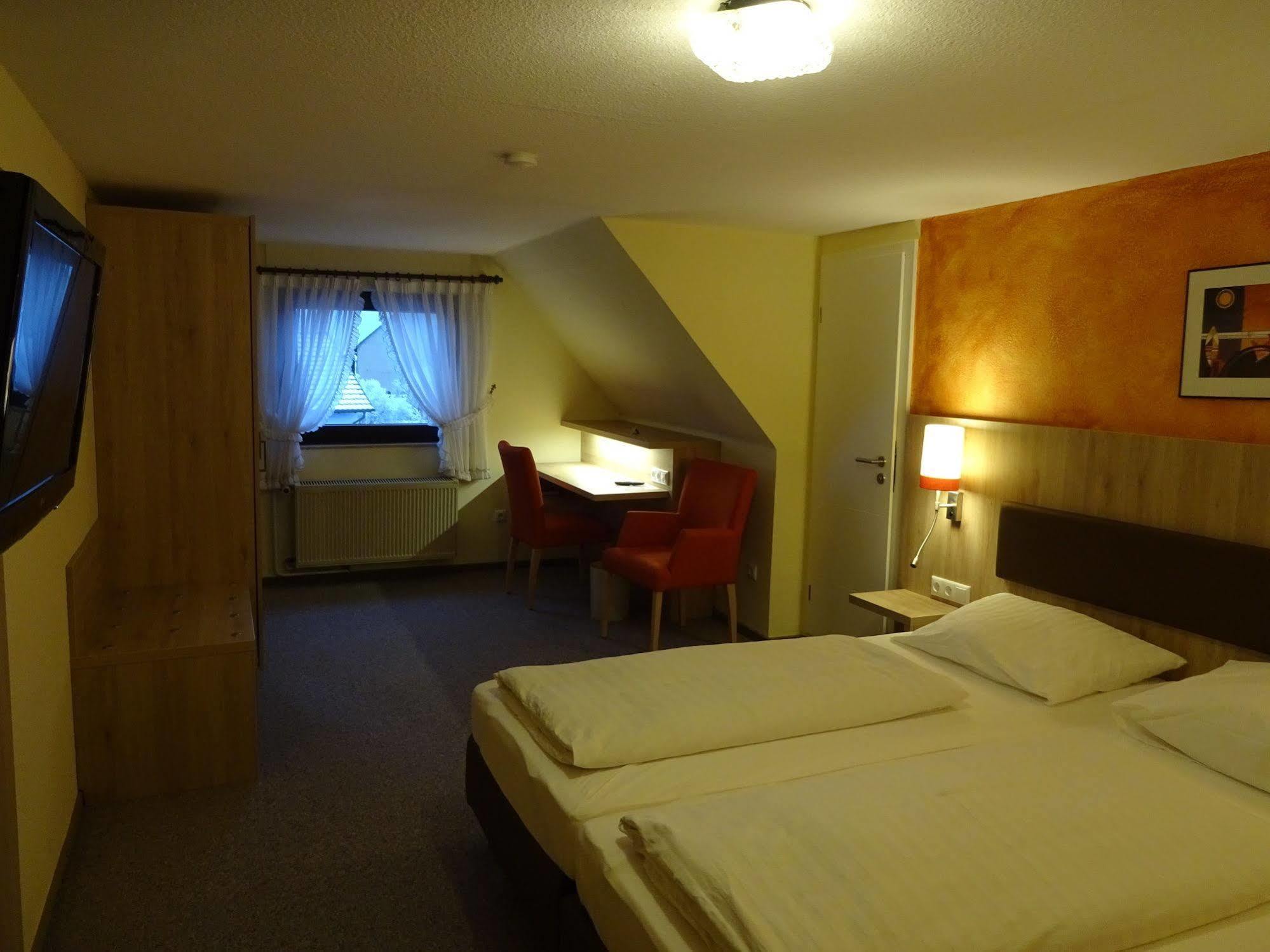 Gasthof Hotel Zum Ross เวิร์ทไฮม์ ภายนอก รูปภาพ